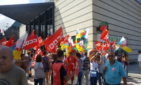 UGT Canarias se concentra contra la apertura dominical de los comercios